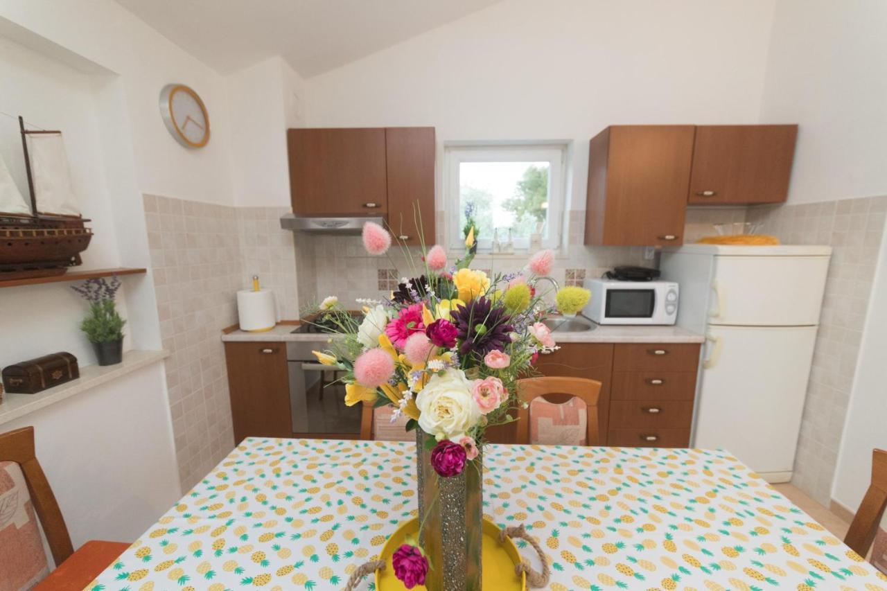 Apartmani Lenka Ugljan Exterior photo